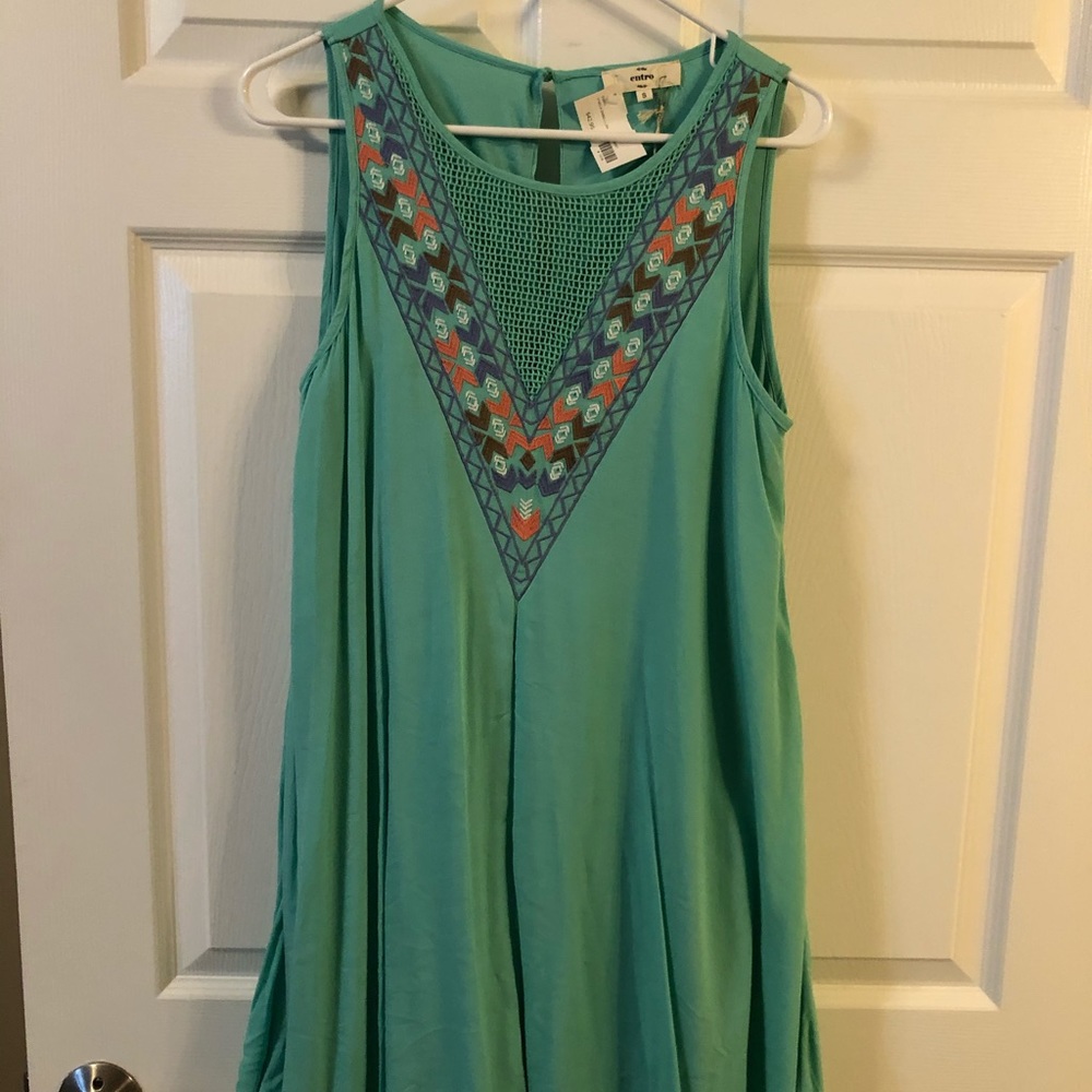 cute sun dress. never worn w/ tags !!!